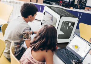 niños aprendiendo impresión 3D en campus de verano