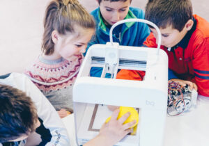 niños aprendiendo con una impresora 3D